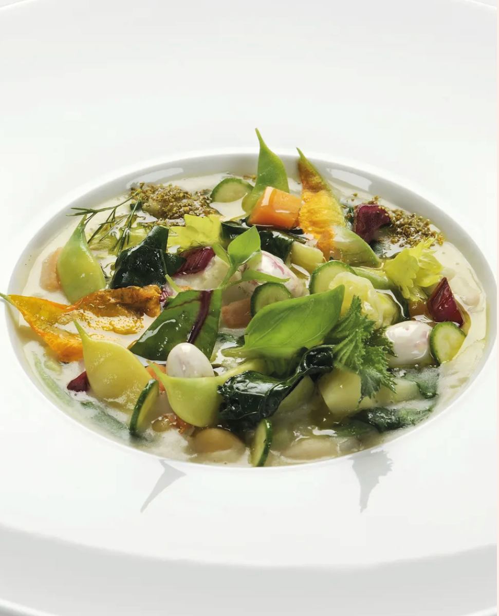 Zuppa Etrusca con ortaggi di stagione, legumi, farro della Garfagnana e fiori di finocchio selvatico.